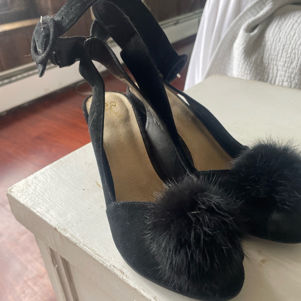 Spicy Black Pumps! Very cool!